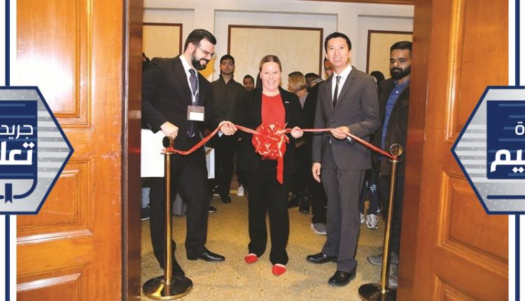 المسؤولة التجارية الأولى في السفارة شاري ستاوت والملحق الثقافي نيلسون وين خلال افتتاح المعرض