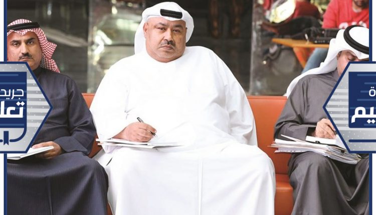 د. سعود الحربي وأسامة السلطان خلال اللقاء مع المعلمين