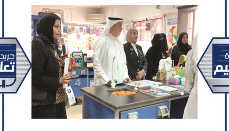 منى الأنصاري وحمود العنزي وخالدة المير خلال جولتهم في المختبرات