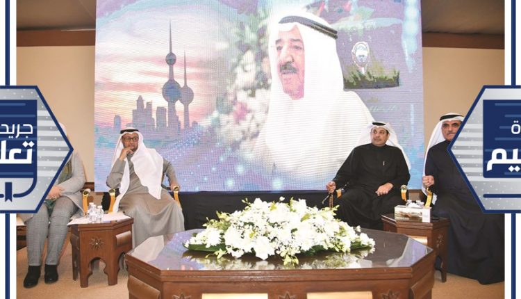 يعقوب الصانع والمتحدثون في الندوة