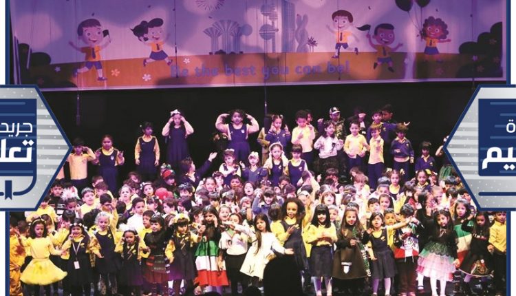 صورة جماعية للطلبة المشاركين في العرض