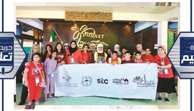 نورية العميري مع الطالبات المشاركات وأمهاتهن خلال الرحلة