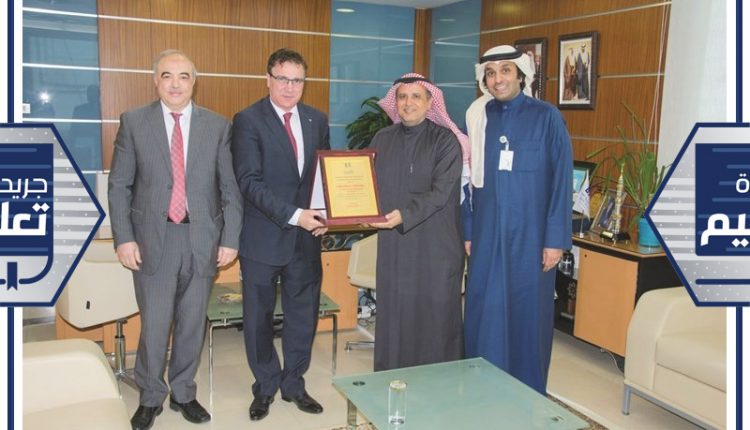 أ.د.محمد الزكري مكرما سفير الجزائر عبدالملك بوهدو