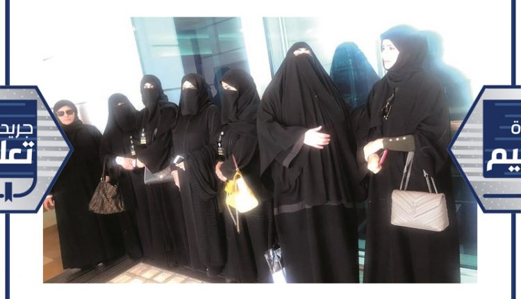 موجهات الخدمة النفسية والاجتماعية خلال تجمعهن في ديوان الخدمة