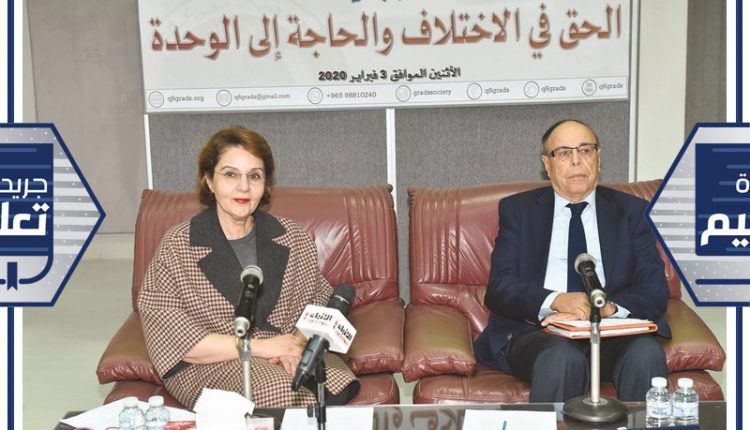 د.علي أومليل ومها البرجس خلال الندوة