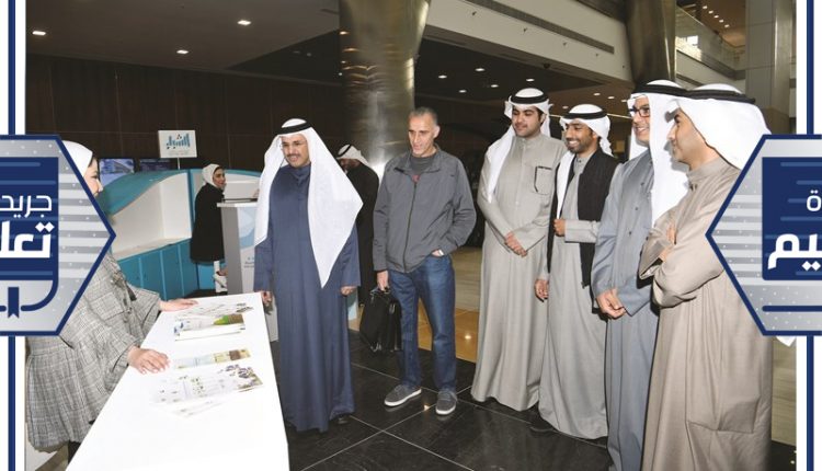 د.مشاري الهاجري ود.أنور الشريعان ود.محمد زينل وعمر المندي خلال جولة في المعرض