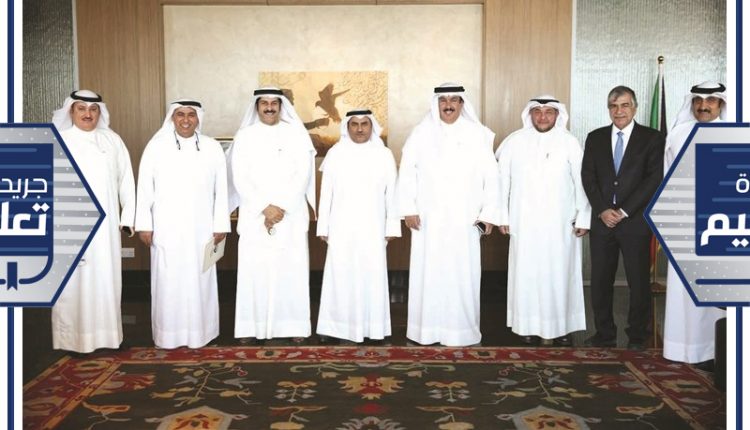 د.سعود الحربي ود.علي المضف مع قيادات التطبيقي خلال الاجتماع