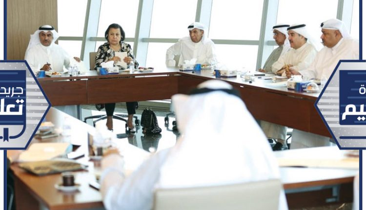 الوزير د.سعود الحربي مع نورية الصبيح وعلي البراك وقيادات «التربية» خلال اجتماع لبحث أوضاع العام الدراسي في ظل انتشار وباء كورونا