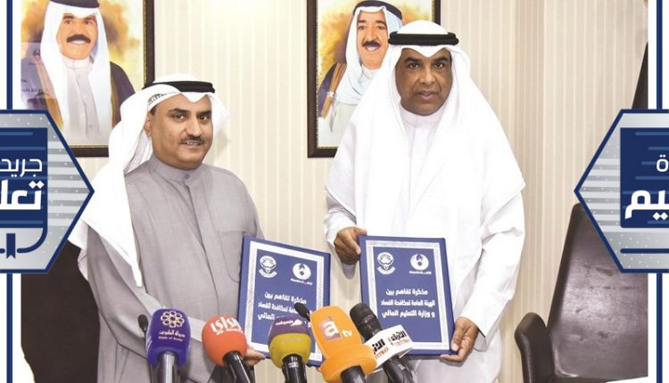 د.سعود الحربي والمستشار عبدالرحمن النمش يتبادلان وثيقة الاتفاقية