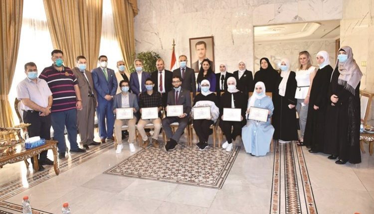 القائم بالأعمال وأعضاء السفارة السورية مع الطلبة المتفوقين في الثانوية العامة وأولياء أمورهم في لقطة تذكارية