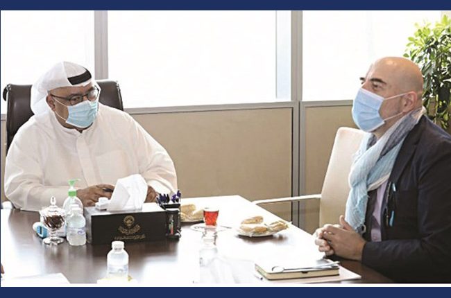 السلطان خلال اجتماعه مع المستشار الثقافي بالسفارة الفرنسية