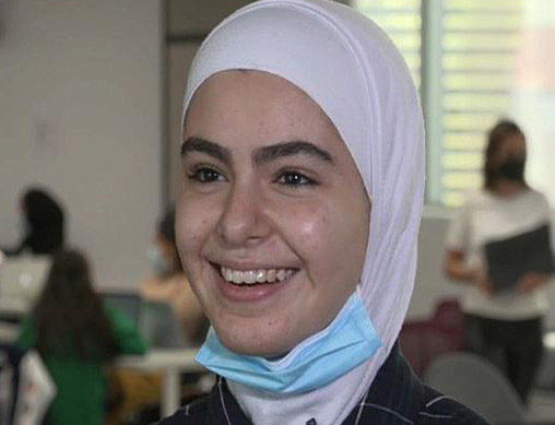 عندما بدأنا بالتعليم عن بعد في مارس، لم تعجبني الفكرة كثيرا. هذا التفاعل ورؤية أصدقائي والمعلمين عندما عدت مجددا في سبتمبر، أشعرني وكأنني افتقدت تجربة كاملة. من مارس حتى نهاية يوليو
