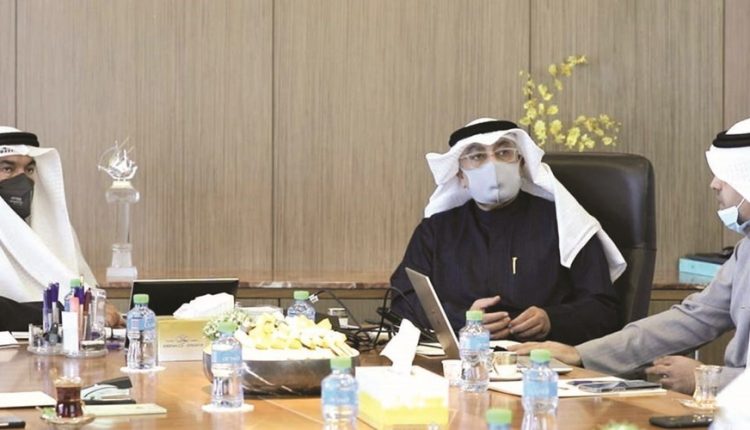 الوزير د.علي المضف وفيصل المقصيد خلال الاجتماع