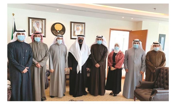 الوزير د.علي المضف مع رئيس وأعضاء جمعية المعلمين