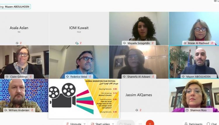 المشاركون في لقطة جماعية خلال الحلقة النقاشية بمهرجان الأفلام