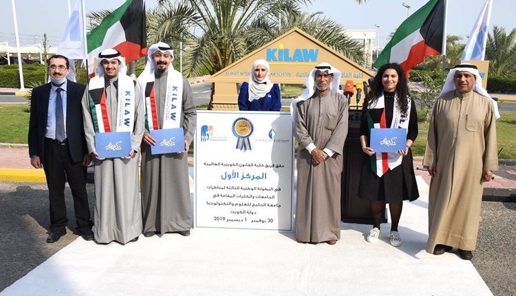 د.محمد المقاطع يتوسط الفريق المشارك في البطولة الوطنية الثالثة لمناظرات الجامعات والكليات