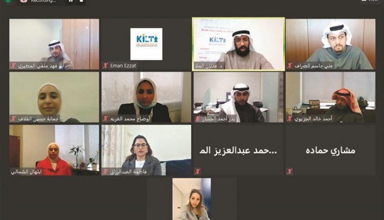 عدد من المشاركين في البرنامج