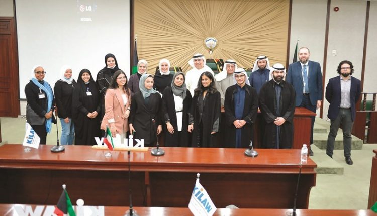 د.بدر الخليفة ود.فيصل الكندري في لقطة مع الفريق الفائز والمشرفين والمدربين