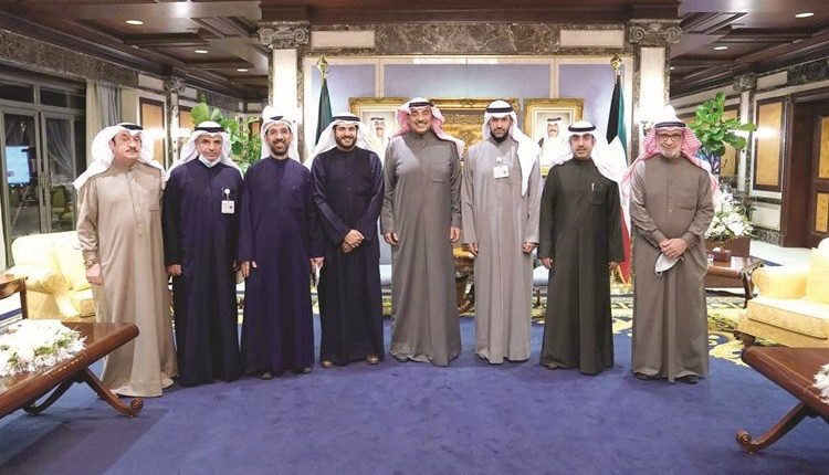 سمو رئيس الوزراء الشيخ صباح الخالد خلال استقباله رئيس وأعضاء رابطة تدريس التطبيقي