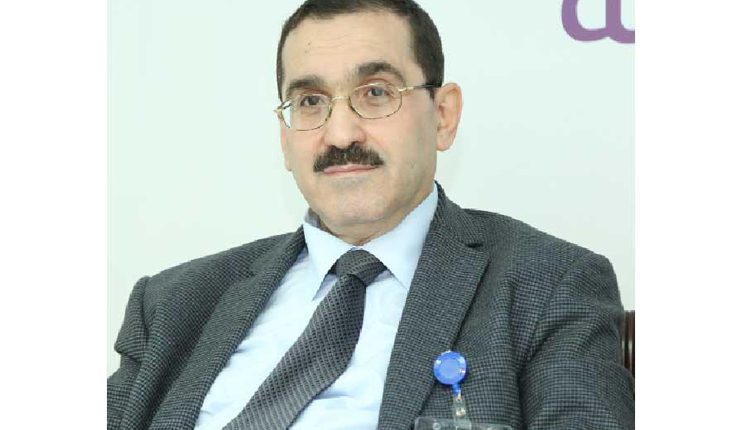 أستاذ القانون العام في الكلية د. يسري العصار