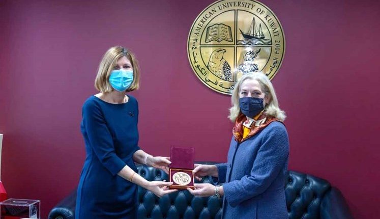 السفيرة الينا رومانوسكي تتسلم هدية من رئيسة الجامعة د.روضة عواد