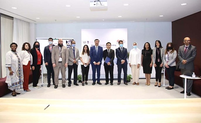 البروفيسور د.موسى محسن وعدد من قيادات الجامعة الأمريكية الدولية مع قيادات شركة هواوي في الكويت(ريليش كومار)