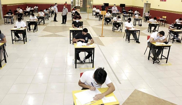 الطلبة يؤدون امتحانات الصف الثاني عشر داخل اللجان