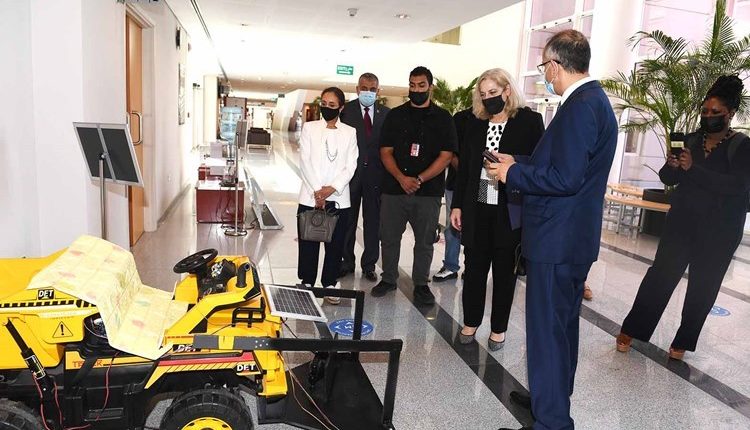 السفيرة الأميركية ود. خالد البقاعين خلال جولة داخل الكلية