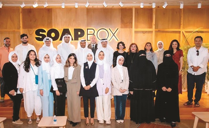 لقطة تذكارية للمشاركين بمعرض التصميم والابتكار لكلية العمارة في جامعة الكويت بالبروميناد