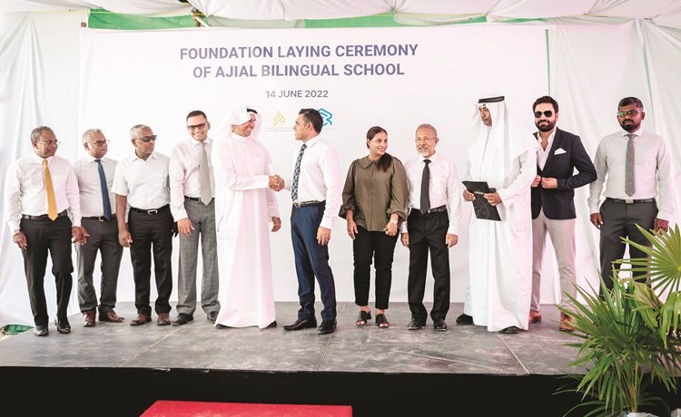 طلال الجري ونائب الرئيس المالديڤي خلال حفل وضع حجر الأساس للمدرسة