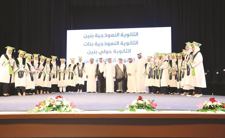 د.عبدالمحسن الحويلة ود.رشيد الحمد وفيصل الزامل وعبدالعزيز المحمد في صورة جماعية مع الطالبات 