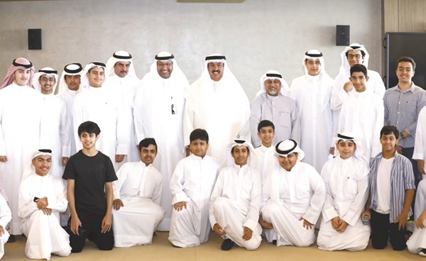 د.علي المضف ود.علي اليعقوب مع عدد من الطلبة المشاركين في اللقاء