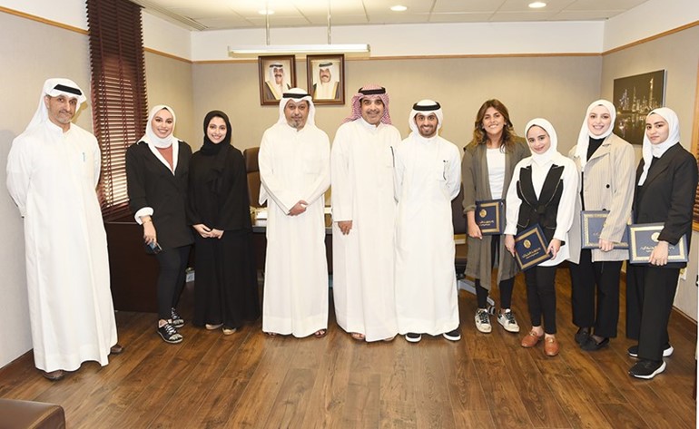 تكريم عدد من الطلبة الجامعيين المشاركين بالبرنامج التدريبي