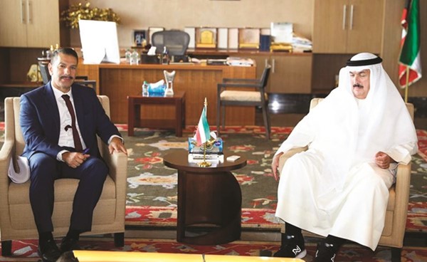 د.علي المضف مستقبلا السفير القبرصي مايكل مافروس