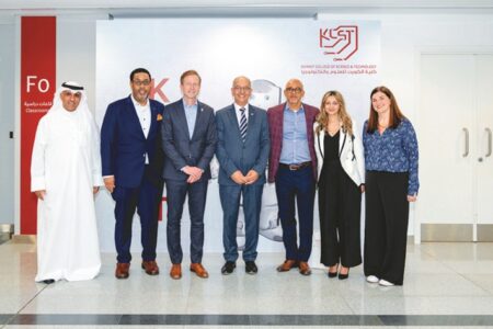 زيارة جامعة بنتلي لكلية الكويت للعلوم والتكنولوجيا: تعزيز التعاون والشراكة