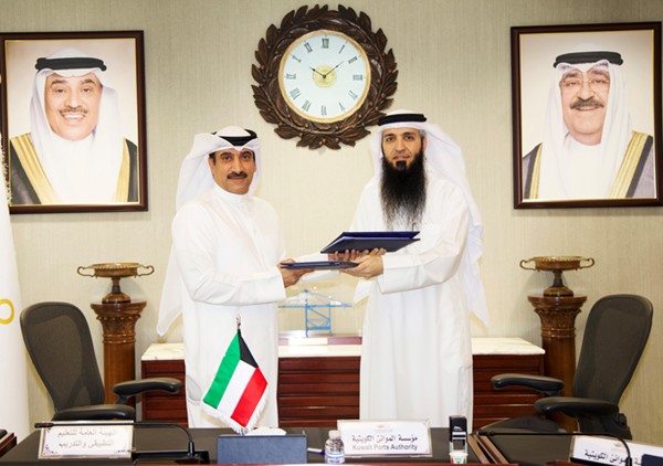 د.مشعل المنصوري وفهد البوص لدى توقيع الاتفاقية