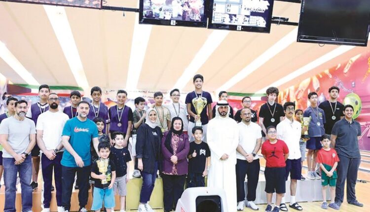 مريم العنزي مع المشاركين في البطولة الأولى للأندية الصيفية